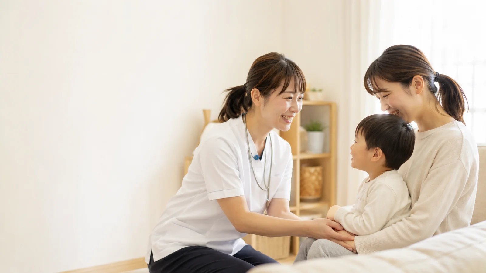 看護師がお子さまとご家族に寄り添って支援する様子
