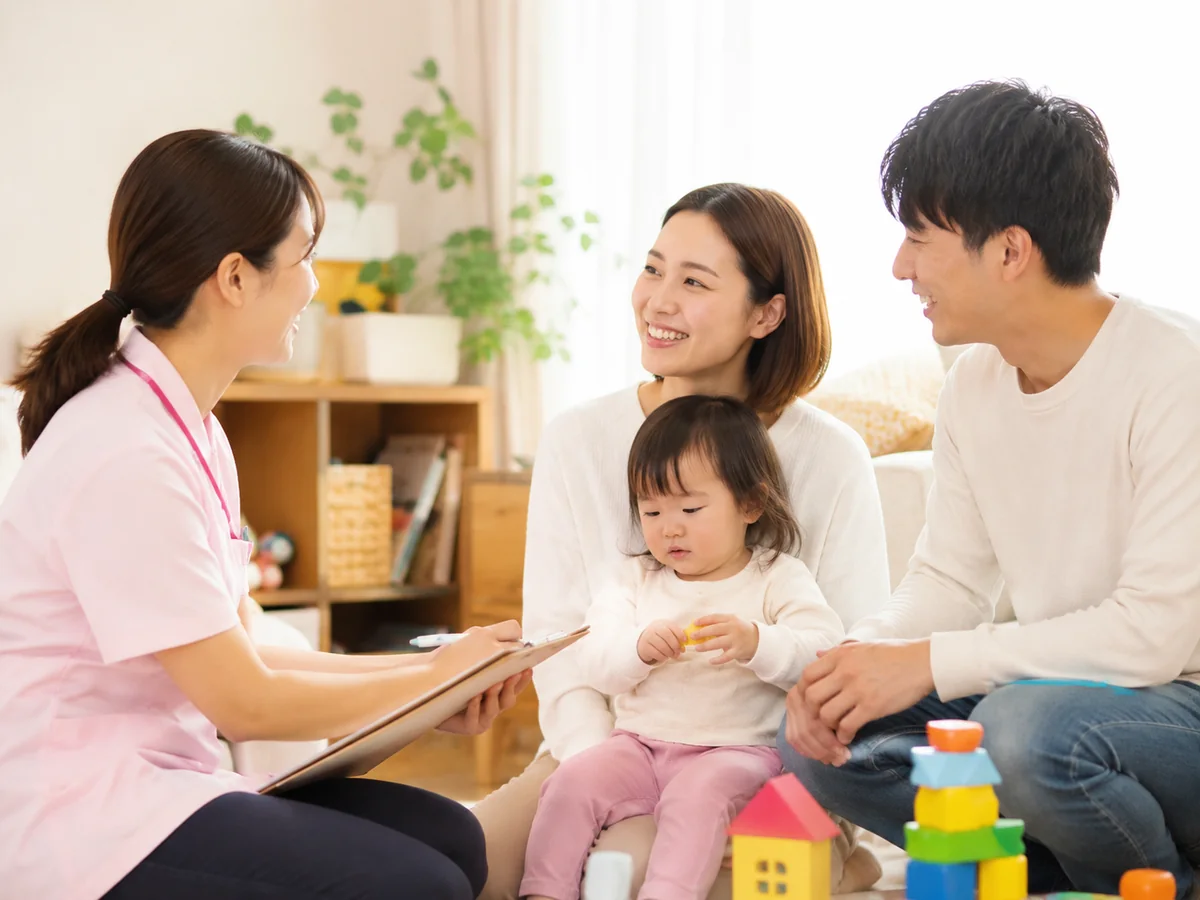 看護師がご家族と一緒にお子さまの生活について相談している様子