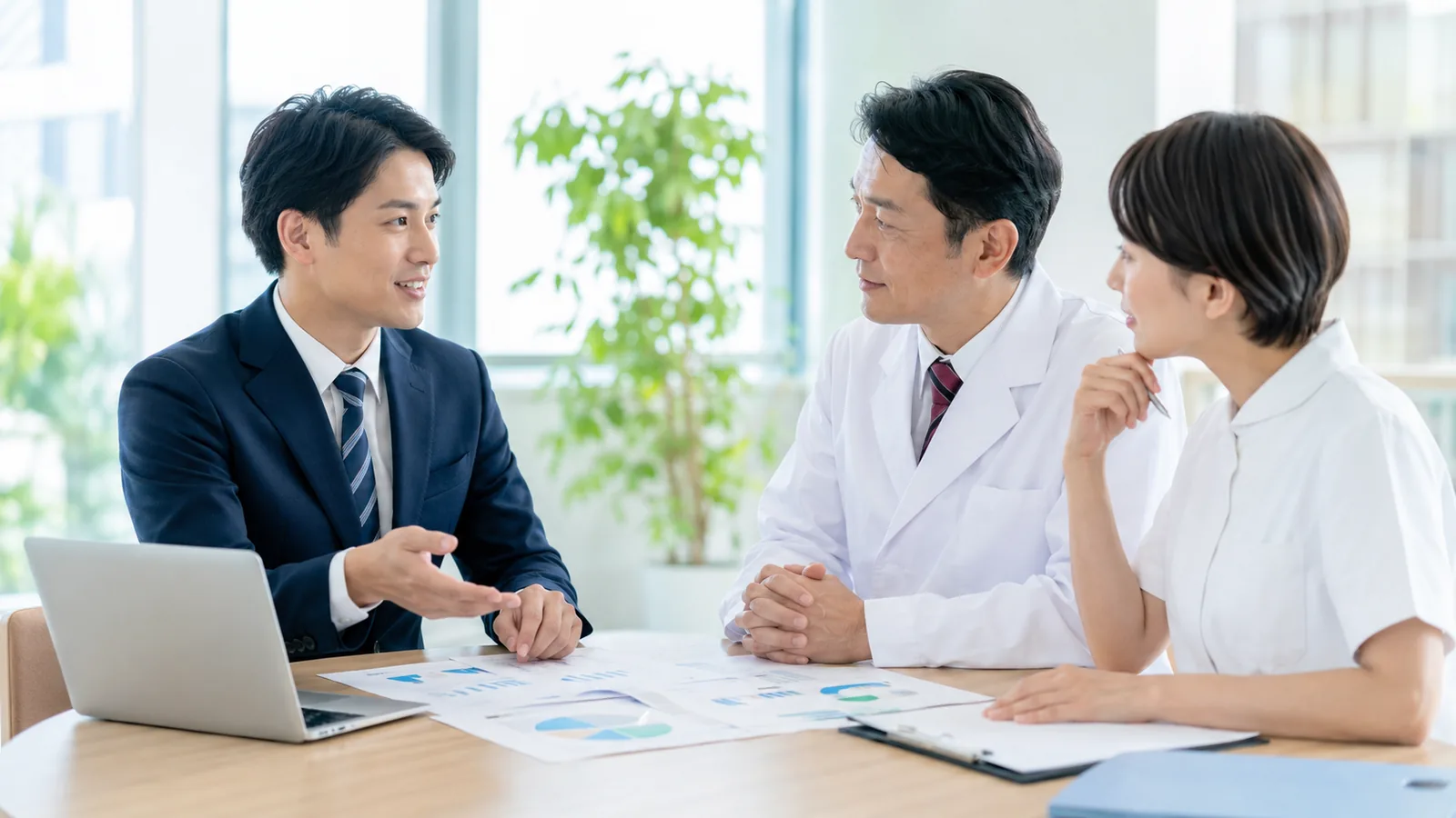 医療・介護事業の運営について打ち合わせをしている様子
