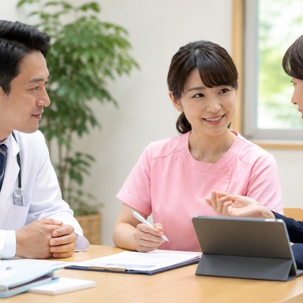 医療・介護関係者が連携について相談する様子