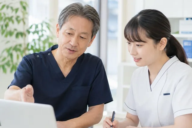 職員が協力して働く様子