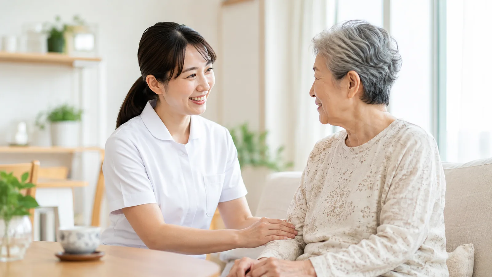 ご自宅で看護師が利用者に寄り添って支援している様子